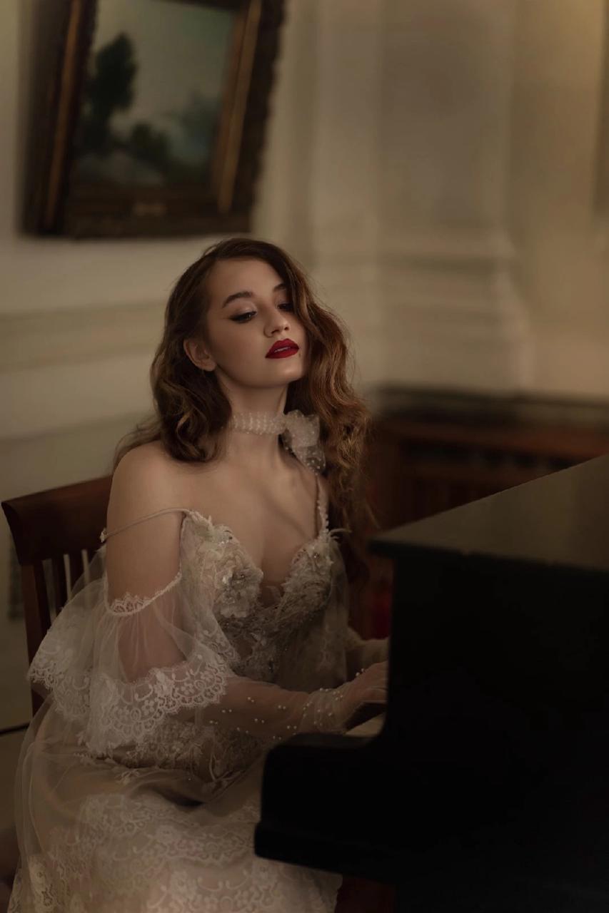 devushka-zhenshchina-blondinka-svetlovolosaia-seksualnaia